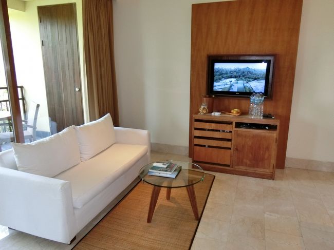 ソファにテレビ。<br />NHKは見ることが出来ました。