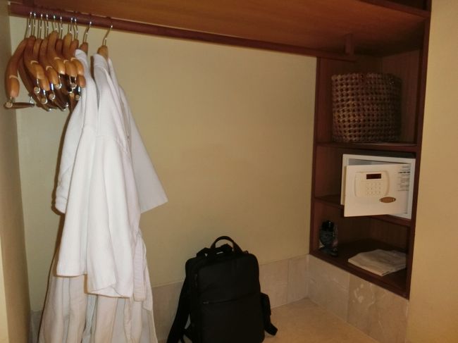 シャワールームの対面にスーツケース置き場とセキュリティーボックス。<br />ガウンもあります。