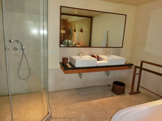 綺麗に磨かれた鏡とダブルシンク。