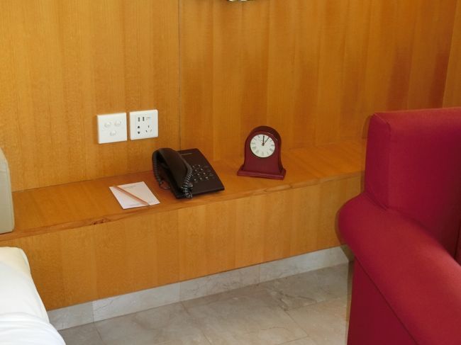 ベッド横には時計とコンセント。<br />これは便利ですよね。