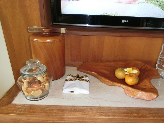 皆様が美味しいと絶賛しているコマネカクッキーとウェルカムフルーツ。<br />氷も入れてくれてます。<br />クッキーは実は２、３枚ほどしか食べませんでした。<br />（食べる暇がなかったですｍｍ）