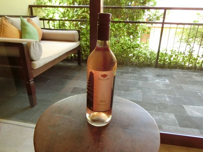 ホテルからのプレゼントでワインも。<br />バリ滞在中に飲みきれないと判断して、タオルグルグル巻きにして日本に持ち帰りました。