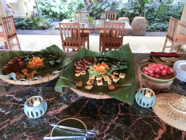 いわゆる英国式の3段重ねのアフタヌーンティーではなく、一口サイズのインドネシアのお菓子とフルーツのアフタヌーンティーです。<br />私たちにとっては十分すぎるサービスです。