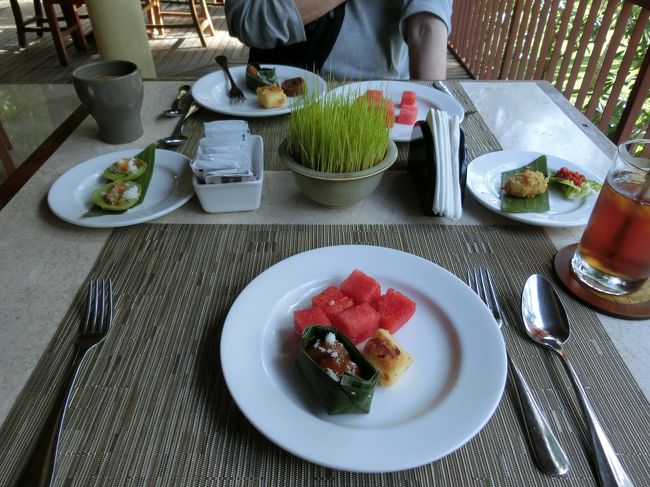 ちょっとずつお菓子を取ってきました＾＾<br />サイドにあるお菓子はカウンターに置いてあるものとは別に作りたてのお菓子を持ってきてくれます。<br />素朴で可愛らしいお味。<br />美味しくいただきましたｍｍありがとうございます。