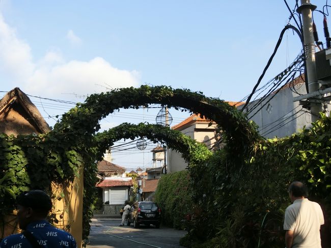 ホテル探検も終え、いよいよお夕飯を食べにウブドの街へ繰り出します。