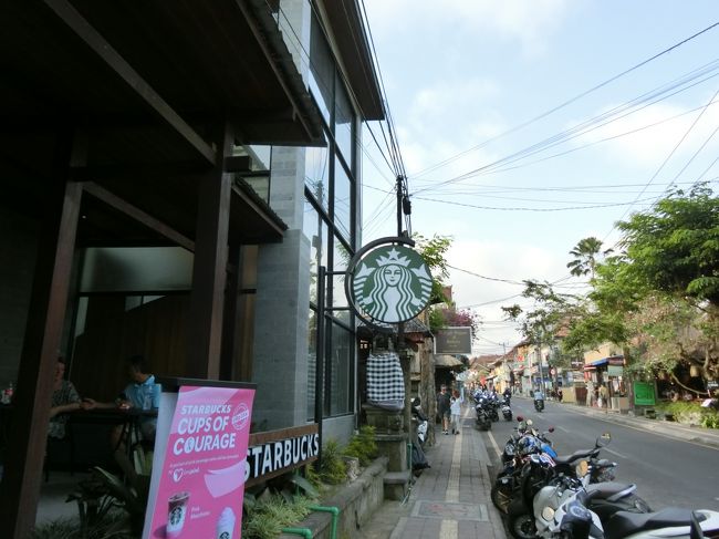 ホテルを出て王宮方面へ北上します。<br />すぐにスタバ、カフェワヤンがあります。