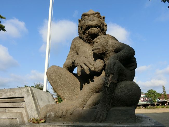 運動場の彫像。<br />サルの親子かな。