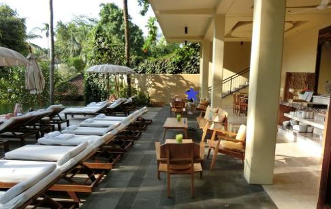 プールサイド。<br />チェアベッドとソファとあります。<br />こちらのソファエリアでもアフタヌーンティーを頂けるようです。