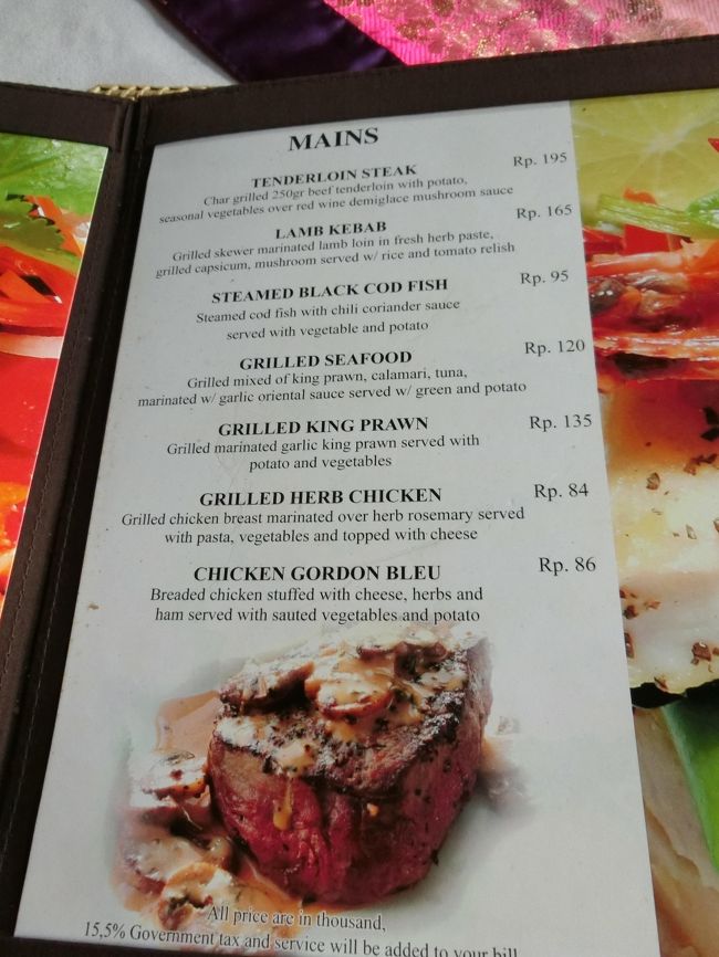 黒パパに「値段の見方わかる？」と聞いたら、「０を二つ取ればいいんだろぅ」って得意そうに答えていたので、「最初の夜だしテンダーロインステーキ食べたら？」と勧めたら、「うっひょお～～～2万円だって。こんなの食べれない！」と。<br />195RPがなぜに2万円になるのか疑問ですが（０二つ取る所を足しちゃったのかな？）、<br />「大丈夫！2万円じゃないから」と説き伏せ注文することにしました。<br />