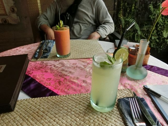 黒パパはミックスジュース、ママ茶レモンジュースをオーダー。