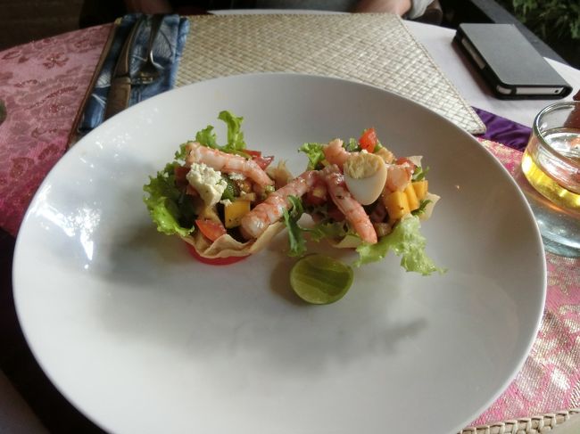 スターターはSHRIMP AVOGADO SALAD。<br />さっぱりとしたとても薄味のサラダでした。