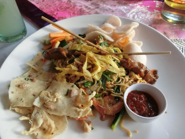 黒パパは頑としてインドネシア料理を食べようとしないのですが、焼きそばが大好きなのでミーゴレンを頼んでみました。<br />「これは美味しい！」と喜んでました。<br />美味しいインドネシア料理はいっぱいあるんだよ～、食わず嫌いなだけだよ～と内心思いつつ、ミーゴレンを好きになってくれたのは純粋にうれしい(^-^)