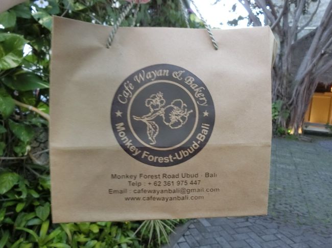 このような紙袋に入れてくださって、可愛い袋だったので持ち帰りたかったけれど、プリンのソースが横漏れしていた為断念。<br />残念だったなぁ。