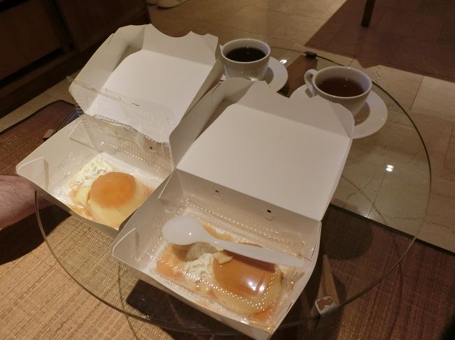 部屋に戻りコーヒーと紅茶を入れて早速プリンを頂きました。<br />卵なのかな、牛乳なのかな、とっても濃厚で美味しい！<br />横に添えられてる生クリームも甘党の二人には嬉しさ倍増ｗ<br />カフェワヤンのプリン、お勧めです。<br />そしてバリ島ウブド初日の夜は更けていきます。<br />明日はいよいよウブドをじゃらんしまくりますよ♪<br /><br />そして・・・激動の一日を迎えることになります・・・。それはまた次号へつづく！