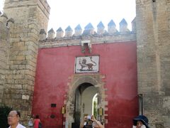　赤い壁のライオン門はアルカサルの入口です。
　イスラム教とキリスト教、二つの建築様式を兼ね備えたムデハル様式で建てられています。