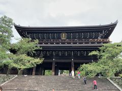 知恩院にも初めて行ってみました。
いきなり三門の迫力に圧倒されます。
とにかく大きい。
さすが日本最大級の木造門といわれるだけあります。