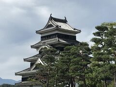 現金引き出せないトラブルは解決でき、何とか松本城の中を見ることができました。