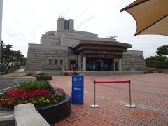 シャトルバスで少し山を登って行くと5分で到着。
烏頭山（オドゥサン）統一展望台です。
　南北統一を実現させようという願いを込めて、漢江(ハンガン)と臨津江(イムジンガン)の合流地点に設立された、北朝鮮と直線距離で約460mしか離れていない展望台。
事前チェックが必要なく、韓国人でも外国人でも誰でも簡単に北朝鮮の風景を見ることができます。