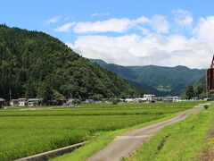 美濃太田駅から約１時間２０分、途中の主要駅である郡上八幡駅でお客は８割ほどごっそり降りてしまい、女性ガイドさんもここまで。 
私は今回はこの鉄道に乗るのは初めてなので、終点の北濃という駅まで行くことにします。 

郡上八幡駅からさらに北に行くとますます山里の中のローカル線の雰囲気です。