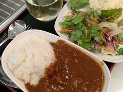 夜行便でも当然機内食は出されますし鰻を食べたばかりではありますが、最強JALラウンジのカレーとの比較のため少し頂きました。
あぁもちろんJALのビーフカレーの圧勝です。