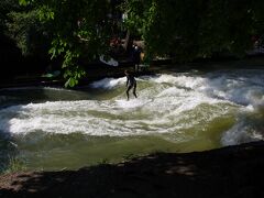 ミュンヘン観光できる日はこの日しかないので、頑張って移動して行きたかったイングリッシュガーデンへ。
南側の入り口から公園に入ったので、すぐ有名なサーフィンスポットがありました。人だかりができているので遠くからでもすぐわかる。


