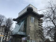 Haus des Meeres
ナチス・ドイツ併合下のウィーンに建設された高射砲塔の1つ。
この高射砲塔だけは内部を水族館、外部の一部をボルダリング仕様にしている。そういえば今でこそオーストリアは内陸国ですが、オーストリア･ハンガリー二重帝国時代はアドリア海沿いまで領土ありましたね。デカすぎるだろ。