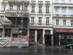 市内中心部に戻り軽く散策。
かの有名なホテルザッハーは右、左の建物でザッハートルテが食べれます。