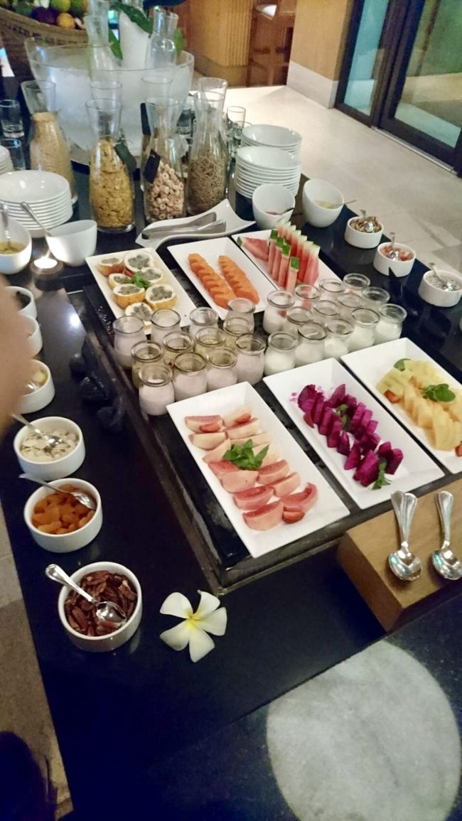 フルーツやヨーグルト、シリアル類‥<br />朝食の延長かなという感じ。