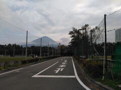 道の駅なるさわ方向から見た、富士山と「ゆらり」です。
道路の突き当りが「ゆらり」です。色々なお風呂があって、ゆっくりしたかったです。