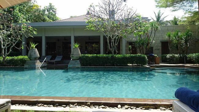 正面<br /><br />葉っぱやらいろいろ浮いててちょっと入る気はしなかった。<br />ここでもアルコールやドリンクのオーダー可能○