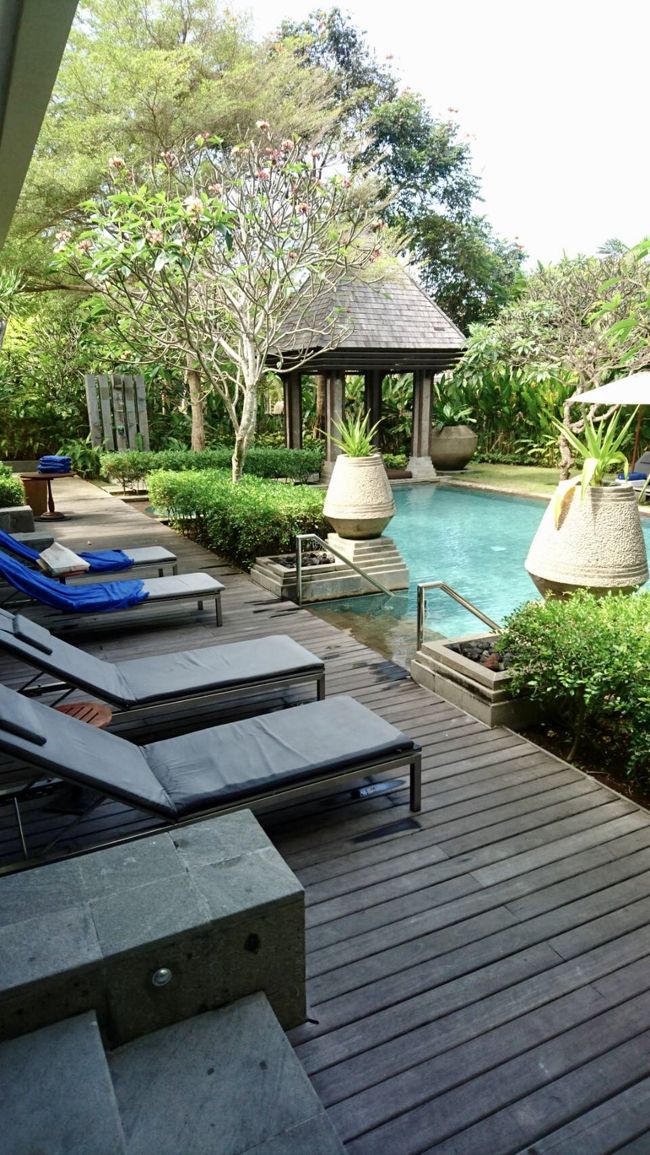 ラウンジの外にあるプール<br />(クラブルーム専用プール)