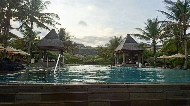 クラブラウンジの特典をつけると宿泊費プラス1人￥12000くらい。その価値があるかどうか<br />あとはハイシーズンだし仕方ないのですが人の密度が高いです。ロビーもプールもビーチも人がいっぱい(°_°)ゆっくりのんびり‥とはいかないかな(//∇//)レギャンに宿泊してから来たので尚更ですかね。あと高い木々が生い茂っているので全体的に暗い印象を受けました。<br />お部屋は最高でした！！<br /><br />ザ レギャン バリの宿泊記はこちら↓☆<br />https://4travel.jp/travelogue/11527575<br /><br />テンバサール空港直結！ノボテルホテルの宿泊記はこちら☆↓<br />https://4travel.jp/travelogue/11527536