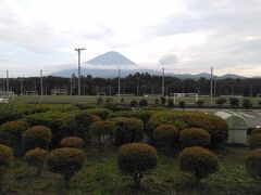 「道の駅なるさわ」の休憩室からみた富士山です。