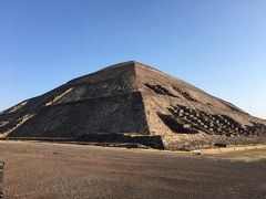 死者の道をいろいろ寄り道しながら、太陽のピラミッドに到達しました。
まだ日が低いので、ピラミッド登頂は後回し。
ピラミッド南側にある博物館を目指します。