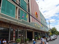 　予約してあったホテルに到着した。
　ホテルは鉄道駅と城壁のチュンポン門をつなぐ道路にあり、繁華街ともいえる場所にあって、