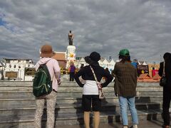 　タオ・スラナリ像まで急ぐことにした。
　チュムポン門前に立つ、コラートを救ったモー婦人の像だ。

