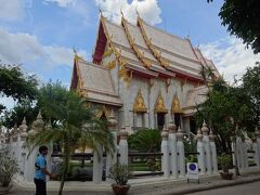　その横に立派な寺院があった。
　スケールの大きな街だ。
