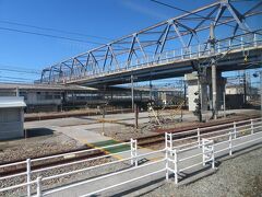 広い米原駅構内を離れて北へと向かいます。
