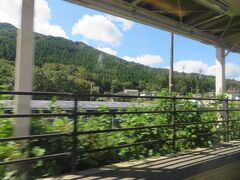 長い新深坂トンを抜けるとすぐに新疋田駅。通過。