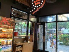 日本で食べたチキンカツカレーがまだ胃袋の中にいらっしゃいますが、時間も時間なので何か食べておきますか。
ハワイ初日の夕飯はインターナショナルマーケットプレイスに昨年オープンしたバーガーハレに決定！