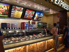 １３：３５
午後はダウンタウン方面なので
ロイヤルハワイアンセンターでランチボックスを購入して、別方面のトロリーに乗車です。