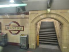 地下に入ってミュージアム駅。
歴史を感じさせる地下駅です。