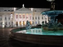 帰り道のロシオ広場。ライトアップされていて綺麗でした。