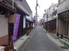奈良市内はバイパス以外はどこに行って細い道。

このならまちも細い道ばかり、しかしそれだけに風情もあります。