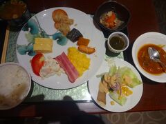 ホテルサンルート奈良のビュッフェ朝食です。

「職人がつくる奈良のおばんざい朝食付」というのがこのホテルの売りです。

宿泊客の多くは中国人系の団体客のようですが、皆静かに食事をしていますし、食事後の片づけはウエイトレスがやるようですが、皆さん厨房付近に持っていっていますし、しっかりご挨拶もしています。

中国人系とはいえ、このマナーの良さは日本人以上で、どうやら台湾人か香港人のようで、大陸系のツアー客とは真逆のふるまいですーー。