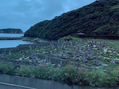 そのすぐそばの海岸沿いには日本のオーソドックスな墓石の上に十字架を頂くキリシタン墓地が。
同じ中通島でもこの島の集落でしかこの形は見かけませんでした。