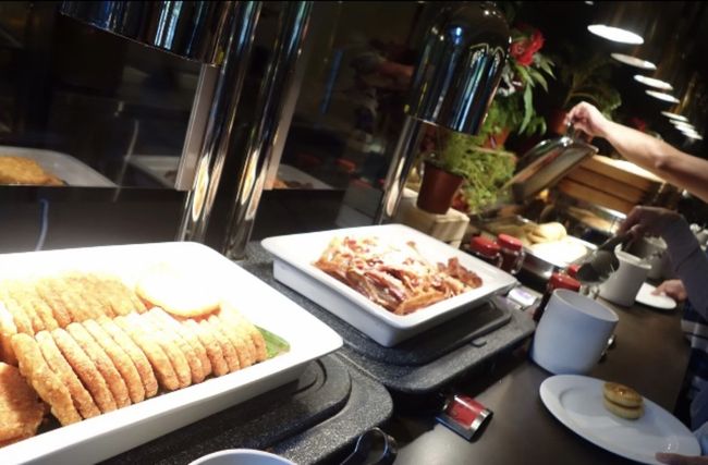 フェスティブホテルは、ファミリー層が中心。お料理も子どもが好きそうなものがいっぱいです。