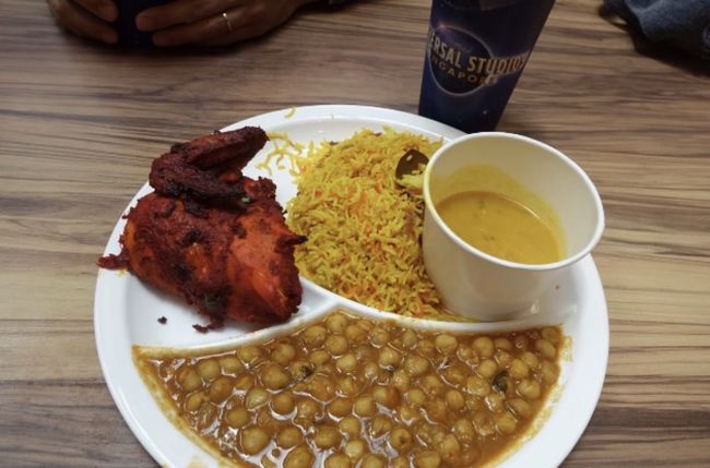 ひよこ豆のカレーの とタンドリーチキンです。お米はインディカ米でした。