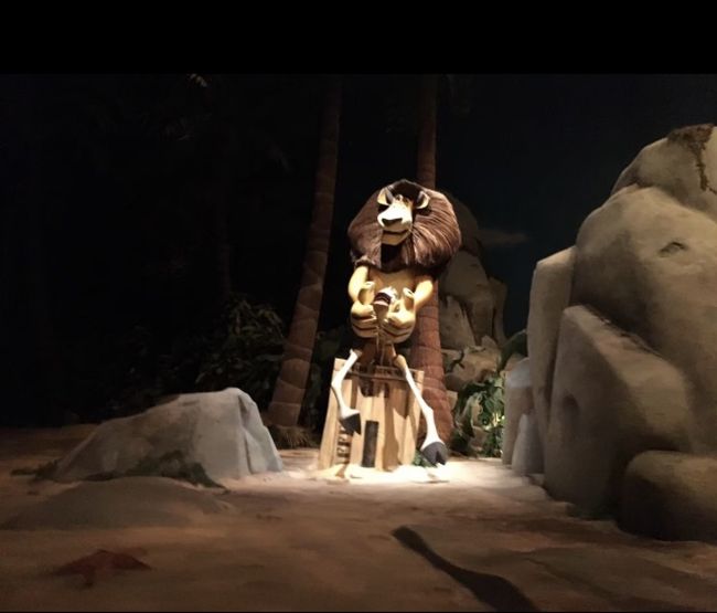 子ども向けのアトラクションですが、雰囲気的にやや暗い感じもしました。