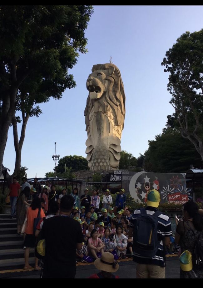 セントーサ島からシンガポール中心地れケーブルカーで移動します。乗り場近くにマーライオン発見。